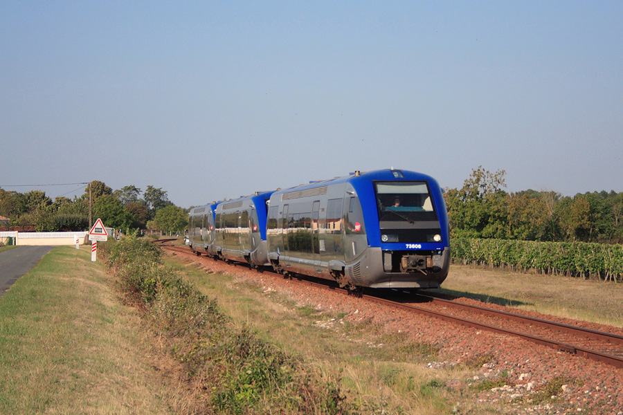 Les X 73808, X 73807 et X 73810 assurent en UM le TER 864575 Saintes - Angoulême et passent le village de Salignac-sur-Charente.