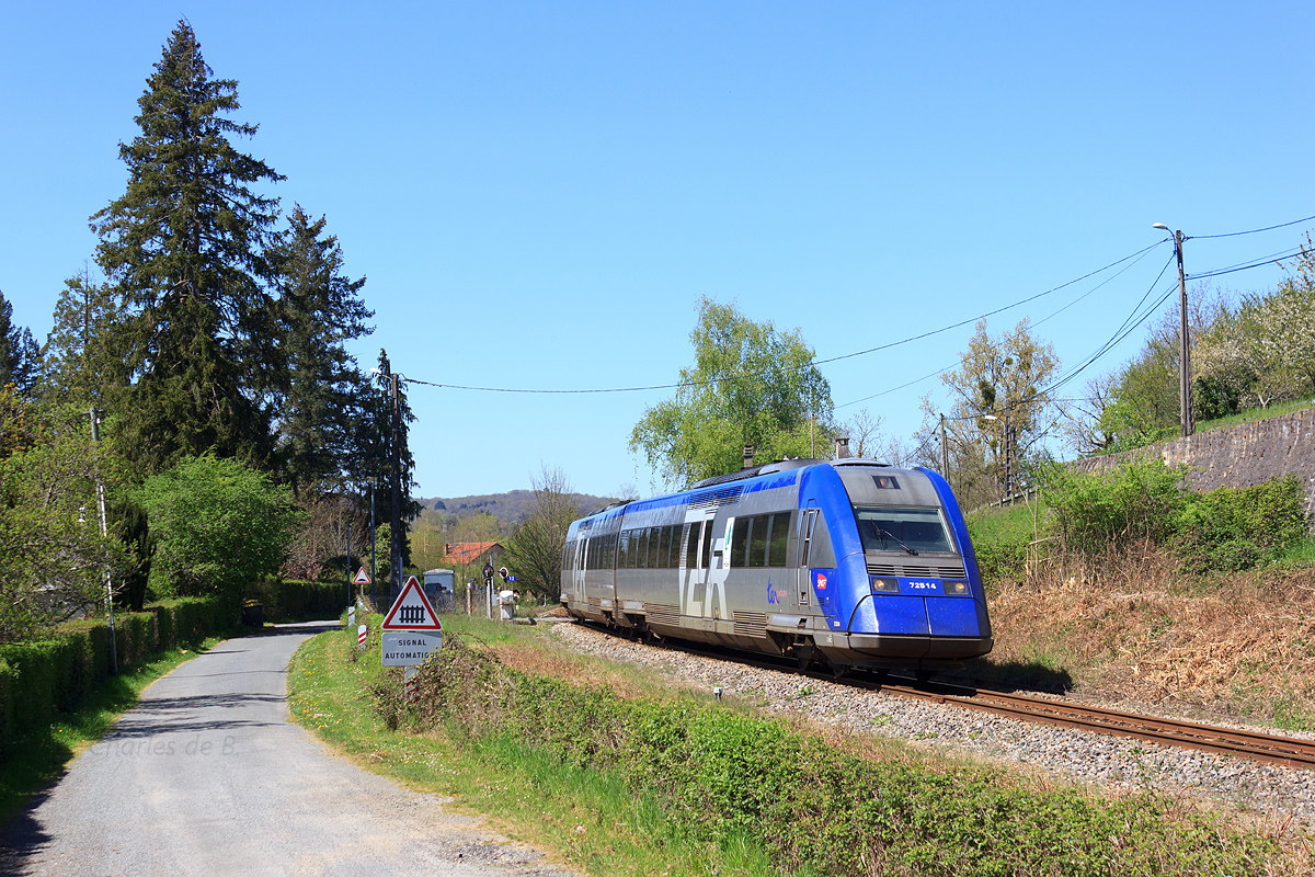 Le X 72513/14 arrive à Aixe-sur-Vienne alors qu'il assure le TER 868105 Angoulême - Limoges-Bénédictins.