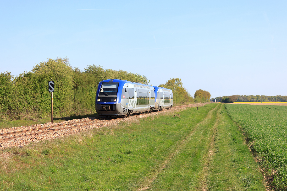 Les X 73545 et X 73557 en UM assurent le TER 862205 Chartres - Courtalain-Saint-Pellerin et sont surpris peu avant leur terminus.