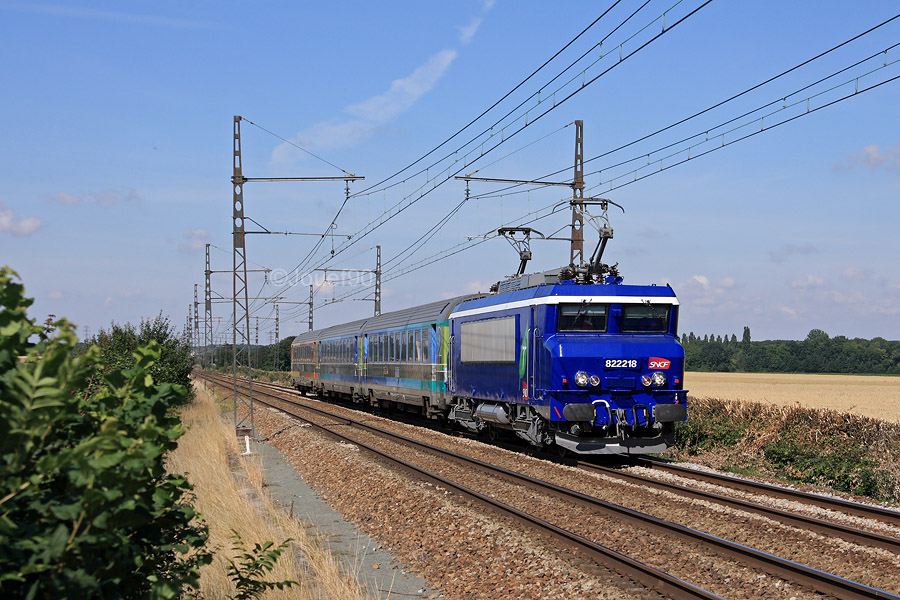 La BB 22218 appartenant au PAC Transilien rapatrie trois voitures Téoz de Rennes à Paris-Austerlitz.