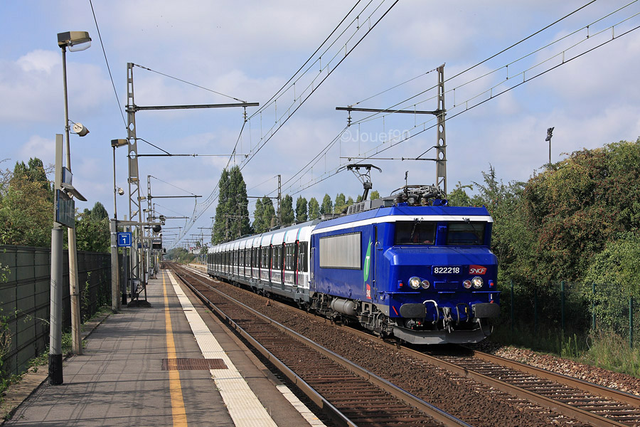 La BB 22218 du PAC Transilien est vue passant la gare de Coignières alors qu'elle rapatrie un MI 79 rénové par le technicentre de Rennes.