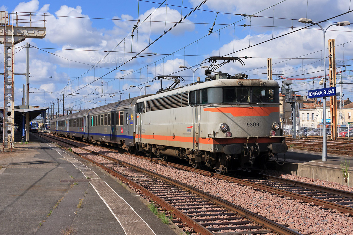 La BB 9309, une des deux dernières BB 9300 béton encore en service (la seconde étant la 9319), est vue en gare de Bordeaux-St-Jean avec un TER pour Marmande.