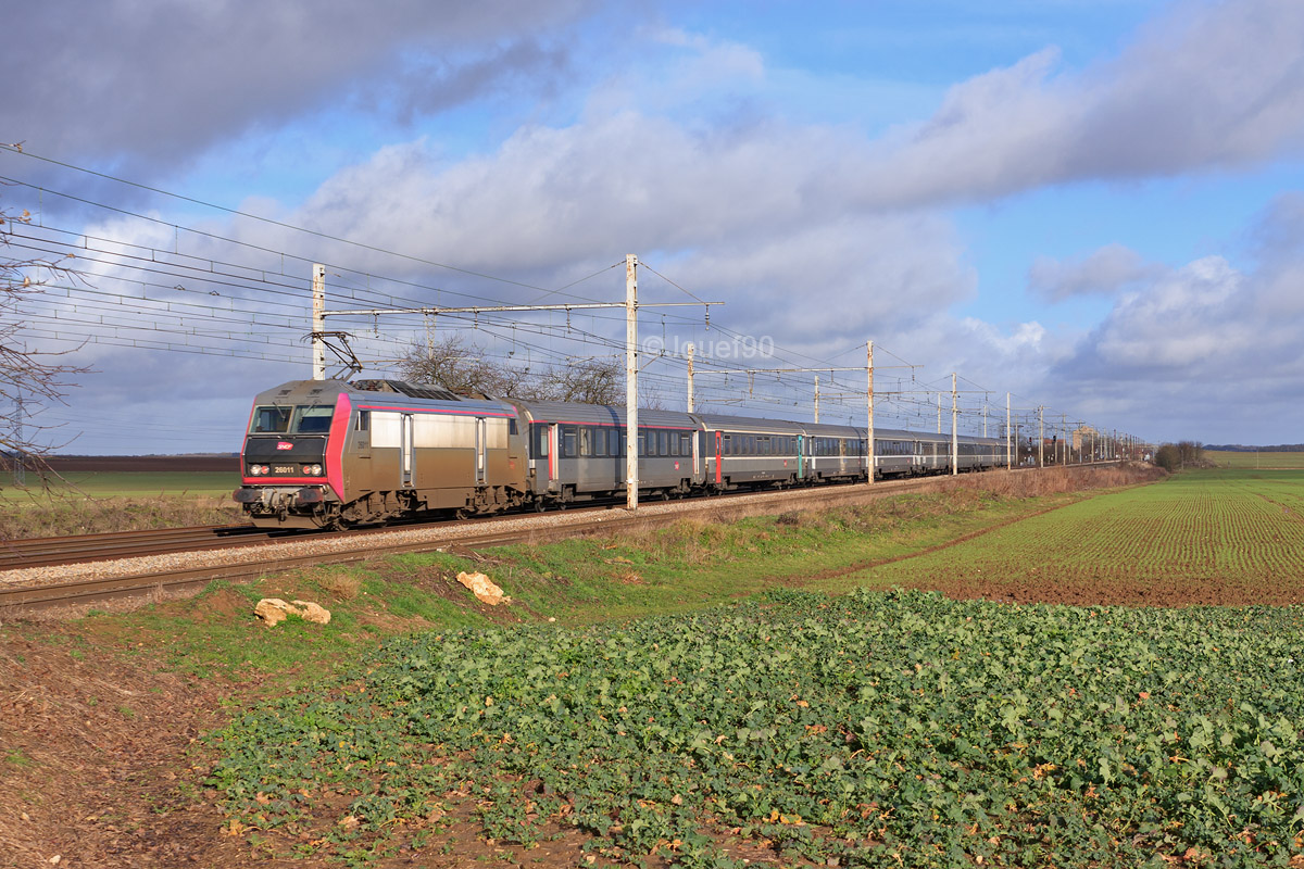 Le train 3909 à destination de Montluçon est vu du côté de Monnerville avec la BB 26011 en livrée Carmillon en tête.