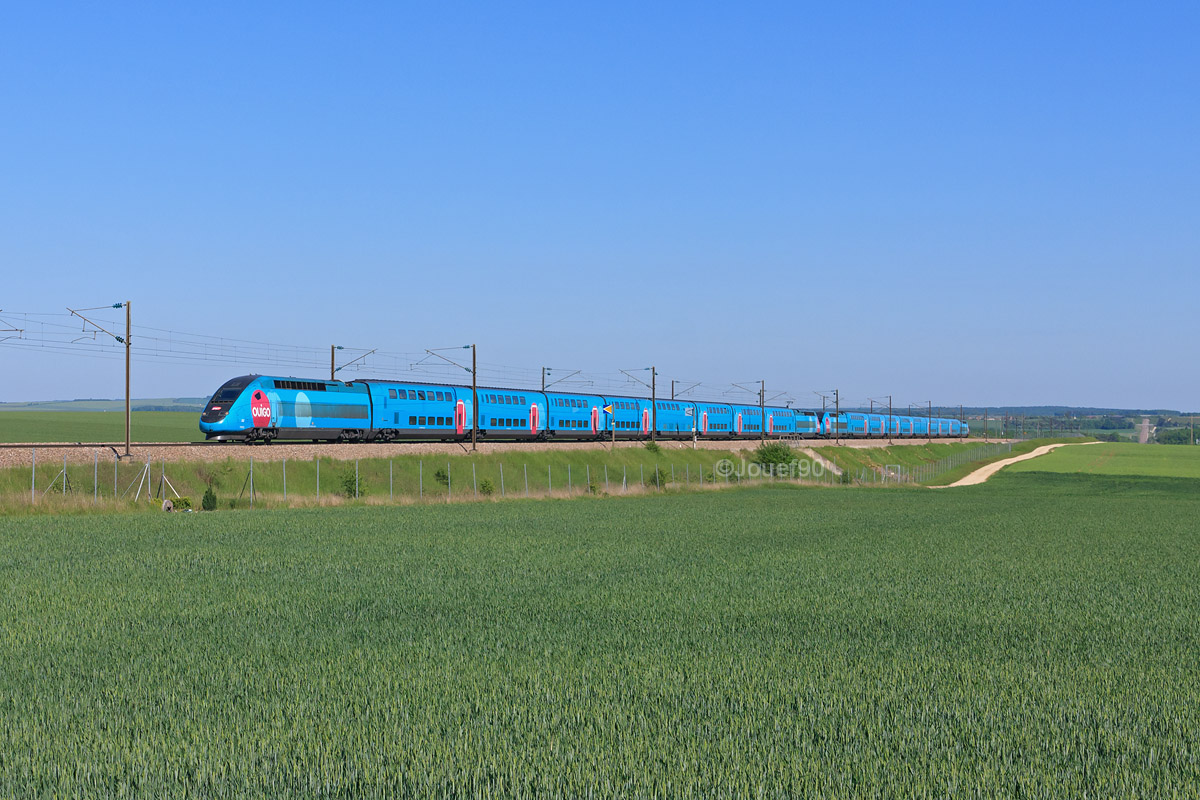 Version Low-Cost du TGV, le OUIGO n°6251 est vu filant à pleine vitesse en direction de Marseille.