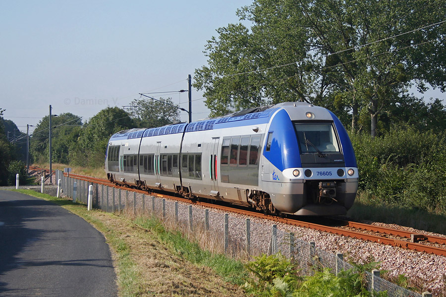 Le X 76605/76606 assure le TER Rennes - Caen 852835. Il est vu ici peu après la halte de Pont-Hébert qu'il a franchi sans marquer l'arrêt.