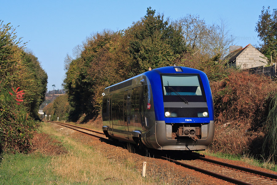 Assurant le TER 854822 en provenance de Brest, l'X 73574 pénètre dans les premiers quartiers de Quimper.