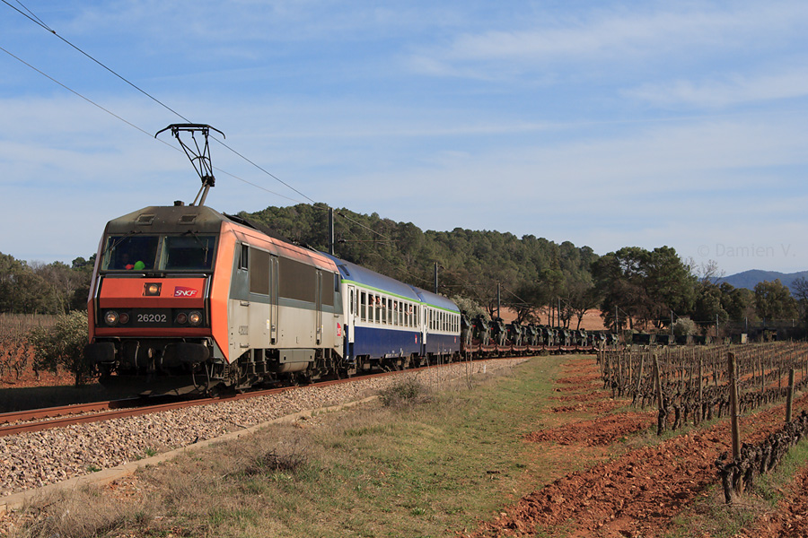 Parti la veille de Belfort, le train militaire 445426/445427 est vu ici à La Motte-Ste-Roseline, à quelques centaines de mètres de son arrivée.