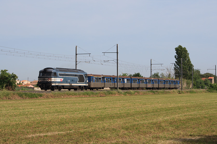 BB 67496 et RIO PACA N° 177 pour ce TER Marseille - Miramas, vu à Istres, alors qu'il a quitté la "Côte Bleue", dont il a desservi toutes les gares.