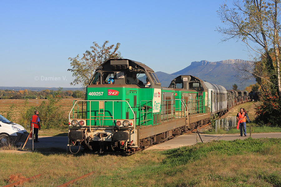 Les BB 69257 et 69243 en tête d'un train militaire Allemand franchissent un PN protégé pour l'occasion, juste avant l'ex-BV de Rousset, sur la voie unique Carnoules - Gardanne.