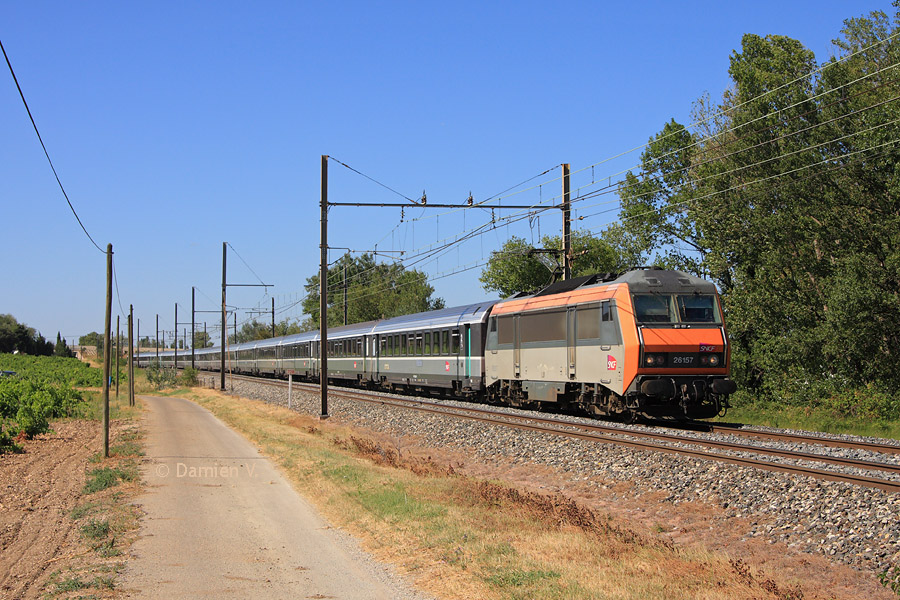Le Corail 4340 reliant Cerbère à Metz passe à Bédarrides, entre Avignon et Orange, au crochet de la BB 26157.