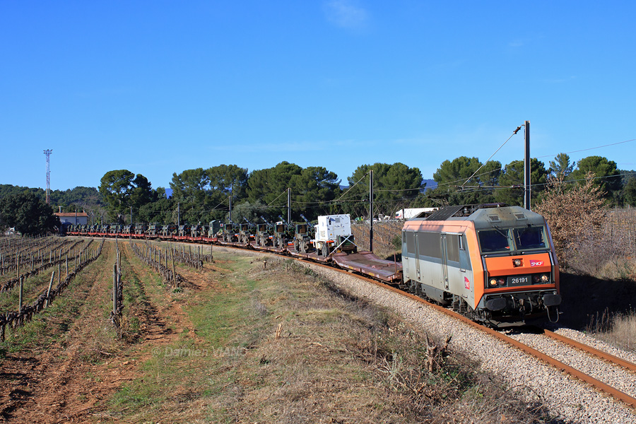 La BB 26191 s'élance de la gare militaire de La Motte-Ste-Roseline, avec un train composé uniquement de matériel.
