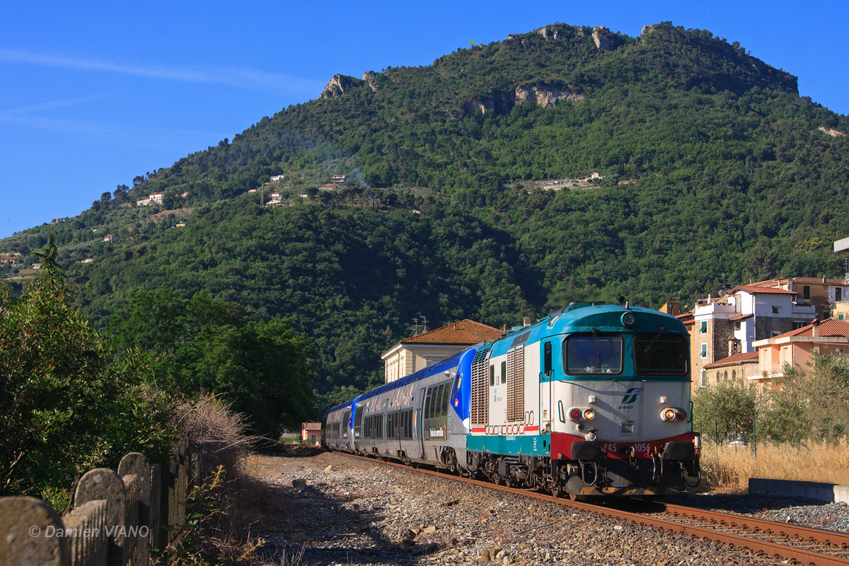 La D 445-1056 acheminant de Vintimille à Breil-sur-Roya deux XGC "Train des Merveilles" franchit la petite gare de Bevera, dans la périphérie de Vintimille.