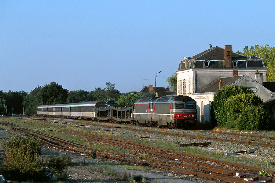 Les BB 67435 et BB 67429, en tête du Corail Lunéa 4724 Nice-Ville - Nantes, traversent la gare de Velluire.
