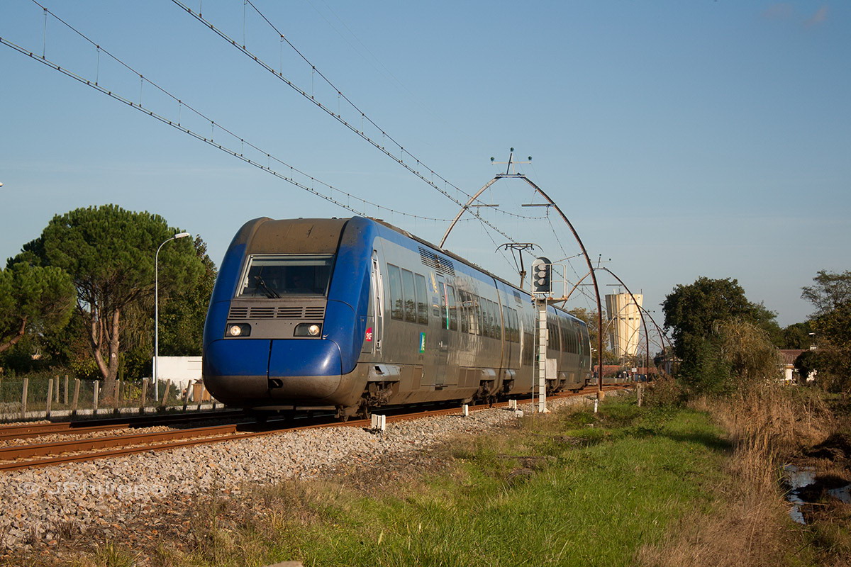 TER Bordeaux - Arcachon peu après le départ de la gare de Gujan-Mestras.