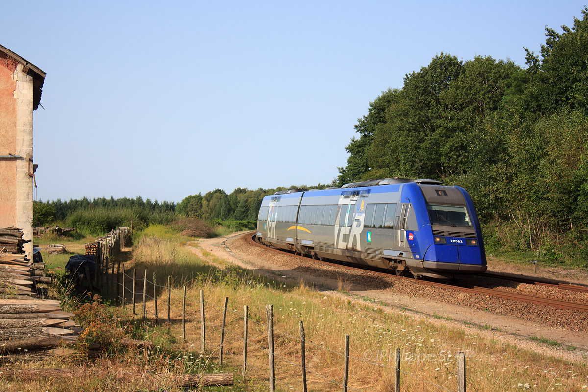 Traversant sans arrêt la petite gare de Lafarge, cet XTER assurant une relation Périgueux - Limoges file vers Nexon, sa prochaine gare d'arrêt.
