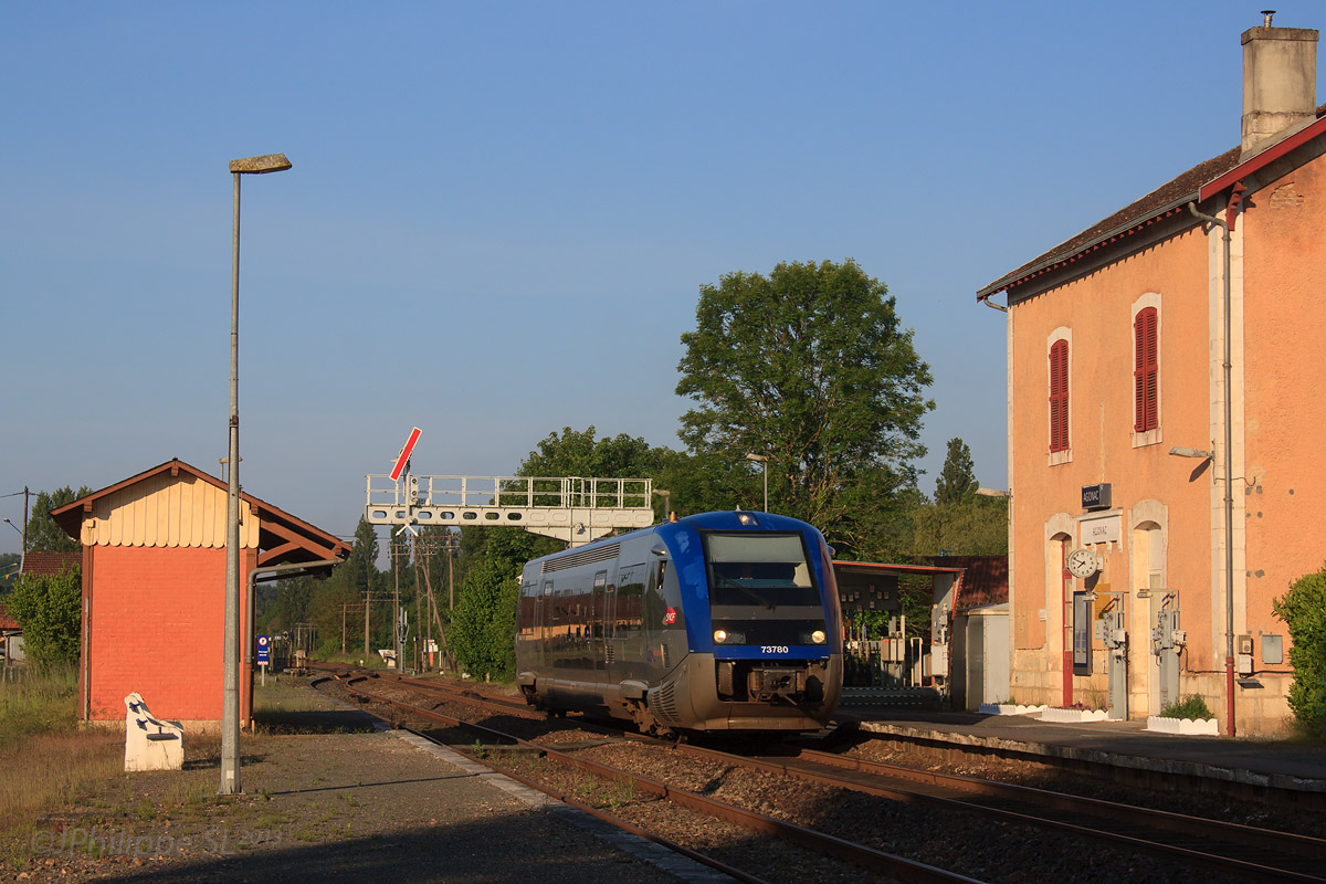 Assurant le premier train de la journée sur Périgueux - Limoges, l'X 73780 traverse sans arrêt la petite gare d'Agonac.