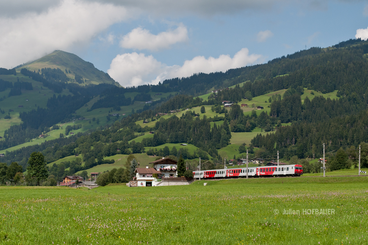 La BR 1144 des chemins de fer Autrichiens emmène une rame réversible CityShuttle vers Wörgl. En provenance de Salzburg Hbf, le train s'apprête à marquer l'arrêt en gare de Brixen im Thale.