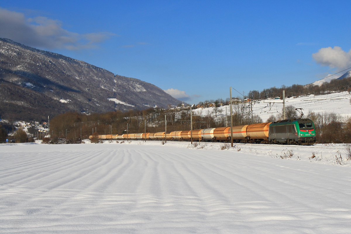 Alors que les premières chutes de neige de la saison ont touché la plaine de la Maurienne (40cm de neige) et que le soleil brille, la BB 36348 monte une rame de wagons citernes de la région Lyonnaise à Modane, gare frontière avec l'Italie.