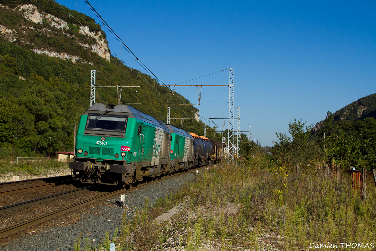 La doyenne, la 75401 est aperçu à Torcieu en compagnie du fret Ambérieu - La Plaine (CH).