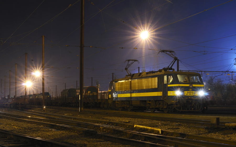 La locomotive 2123 de la SNCB est prête au départ à Châtelet avec un train d'acier.