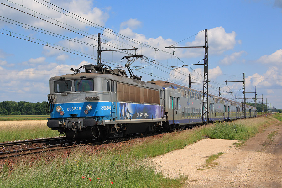 La BB 8646 s'apprête à marquer l'arrêt dans la dernière gare d'Ile-de-France, Gazéran, avant de repartir sur Chartres, sa destination finale.