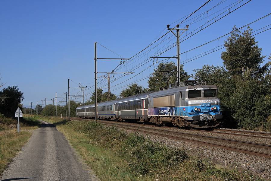 Passage dans une jolie courbe du côté de Salles-sur-Garonne de l'InterCités 14240 qui relie Hendaye à Toulouse. C'est la BB 7218 "En Voyage" qui assure ce train, remorquant quatre voitures Corail.