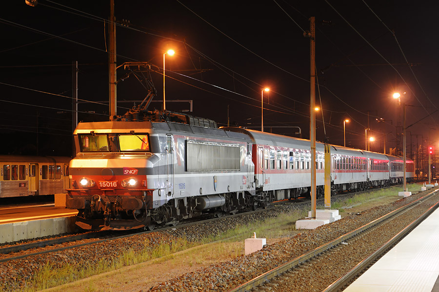 Le train 260 "Cassiopeia" München - Paris à Forbach, juste après les opérations de mise en tête de la BB 15016 sur la rame, succédant à une BR 181-2 de la DB.
