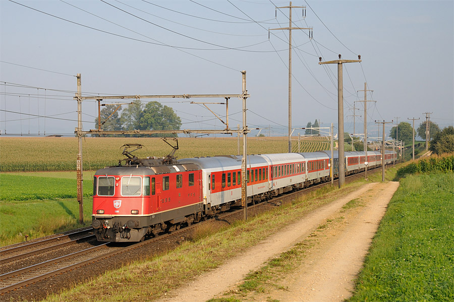 Le CNL 1258 "Sirius" Berlin - Zürich avec en tête sa tranche Praha - Zürich, sur la Bözbergstrecke, près de Möhlin.