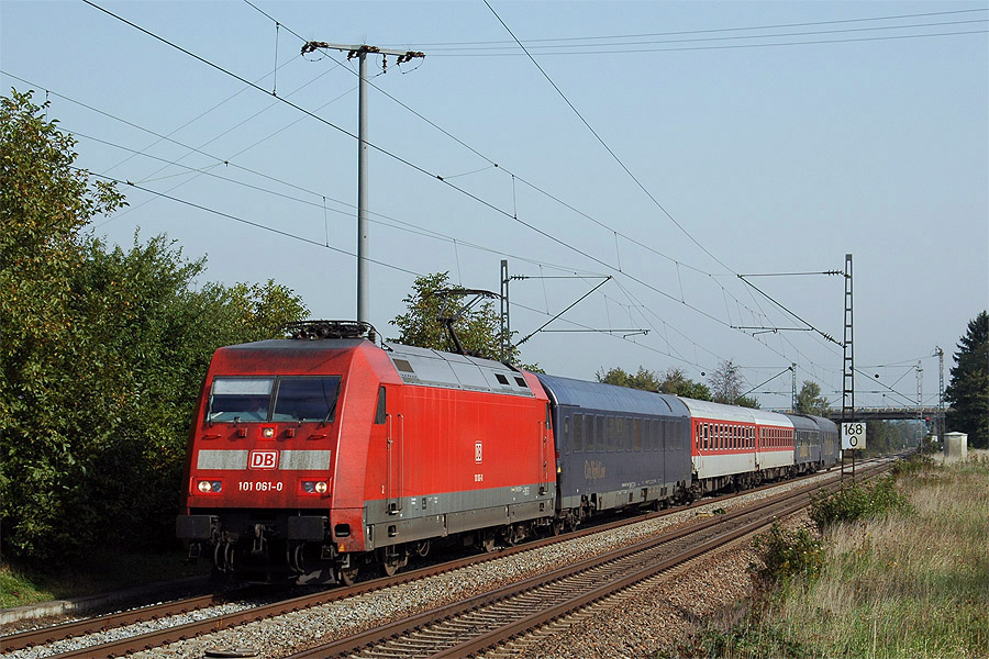Vue du train 473 Fulda - Basel de l'opérateur CityNightLine à Kippenheim. Ce train achemine des voitures en provenance de Kobenhavn et de Ostseebad-Binz. Concernant la composition, on trouve de la tête à la queue une voiture WRm issue du train CNL 1409 Dresden - Fulda, une Bpmz et une Bvcmz en livrée DB AutoZug en provenance d'Ostseebad-Binz, et enfin, les deux voitures en provenance de Kobenhavn (en livrée CNL), dont une voiture lits à deux niveaux.