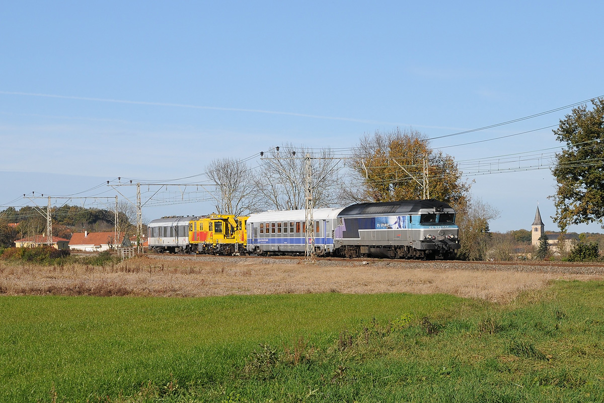 Assurant une relation Puyôo - Montréjeau dans le cadre d'un train d'essais, la CC 72074 vient de passer Tarbes et s'apprête à aborder la rampe de Capvern.