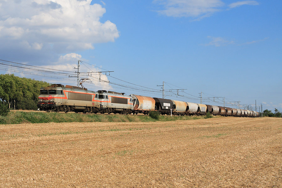 Non loin de Villefranche de Lauragais, la BB 7344 assure le train 79904, en provenance de Perpignan et se dirigeant vers le triage de St-Jory, avec en véhicule la BB 7231.