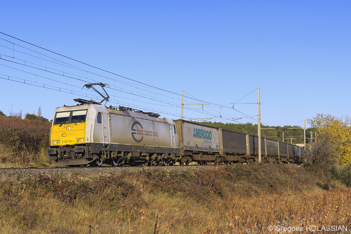 En pleine traction, une Traxx ECR assure le train Ambrogio Modane - Le Boulou. Le convoi est vu ici vers Beaucaire.