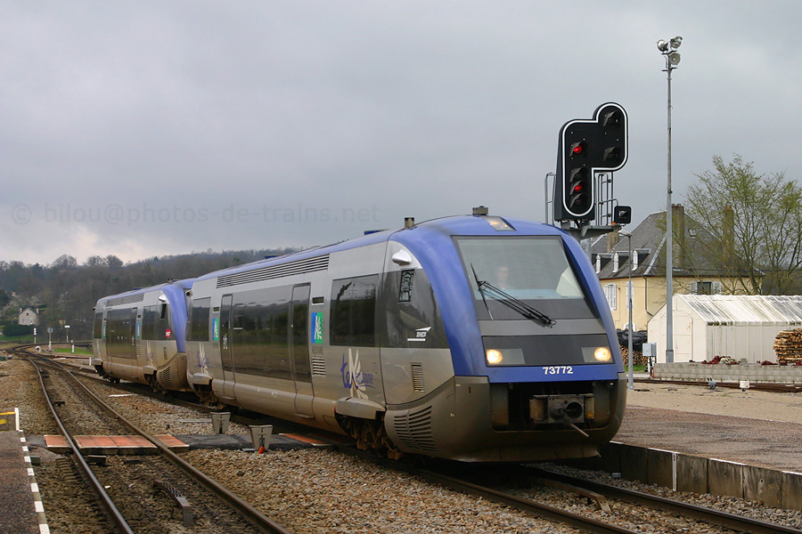 À 110 km/h, cette UM d'X73500, menée par l'X73772, passe la gare de Nexon, assurant le TER 868226 Périgueux - Limoges.