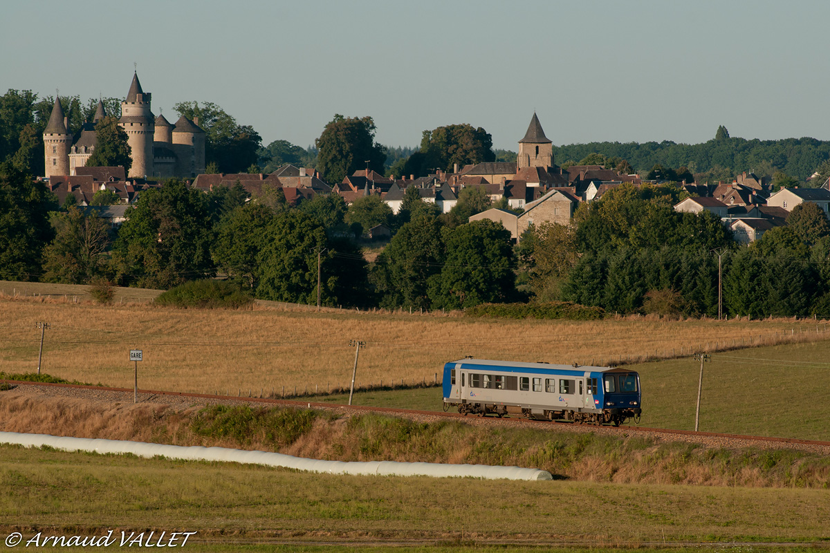 Par une belle soirée d'été, l'X 2249 vient de desservir la petite gare de Coussac-Bonneval et file vers Brive. Il est vu à hauteur du beau village de Coussac, dominé par son château médiéval.